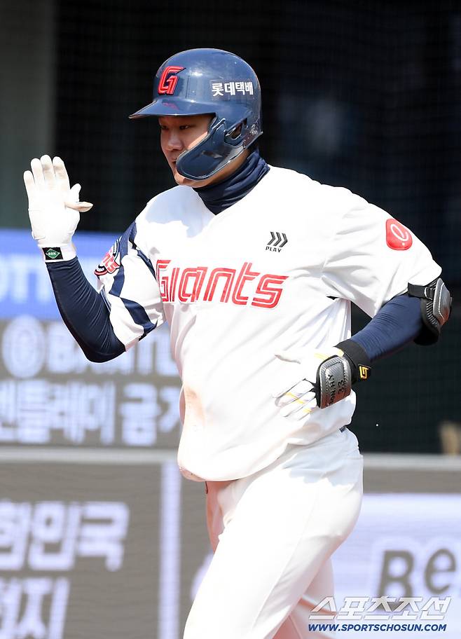 14일 부산 사직야구장에서 열린 KBO리그 롯데 자이언츠와 LG 트윈스의 시범경기. 6회말 1사 롯데 손호영이 솔로포를 날린 뒤 기뻐하고 있다. 부산=박재만 기자 pjm@sportschosun.com/2026.03.14/