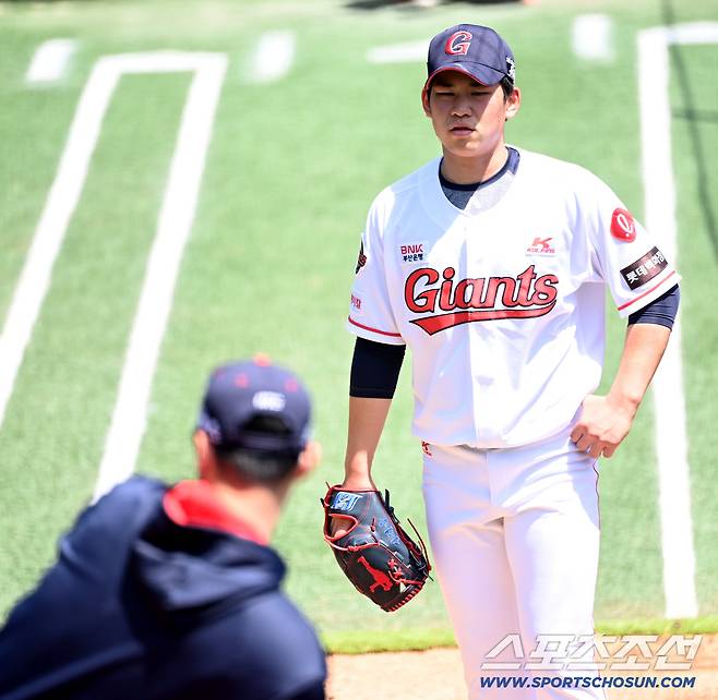 2021 KBO리그 KIA 타이거즈와 롯데 자이언츠의 경기가 5일 부산 사직구장에서 열렸다. 롯데 김진욱이 불펜피칭을 하고 있다. 부산=허상욱 기자 wook@sportschosun.com/2021.05.05/