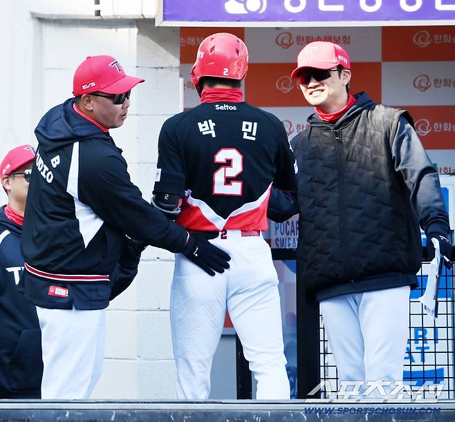 19일 대전한화생명볼파크에서 열린 KIA와 한화의 시범경기. 9회초 KIA 박민이 재역전 솔로홈런을 치고 이범호 감독의 환영을 받고 있다. 대전=허상욱 기자wook@sportschosun.com/2026.03.19/