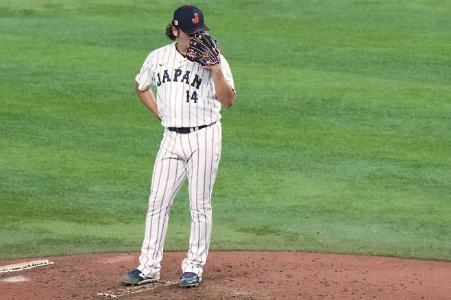 Japan's pitcher Hiromi Itoh reacts after Venezuela's Wilyer Abreu, not in picture hit a home run during the six inning of a World Baseball Classic quarterfinal game against Japan, Saturday, March 14, 2026, in Miami. (AP Photo/Marta Lavandier)







<저작권자(c) 연합뉴스, 무단 전재-재배포, AI 학습 및 활용 금지>