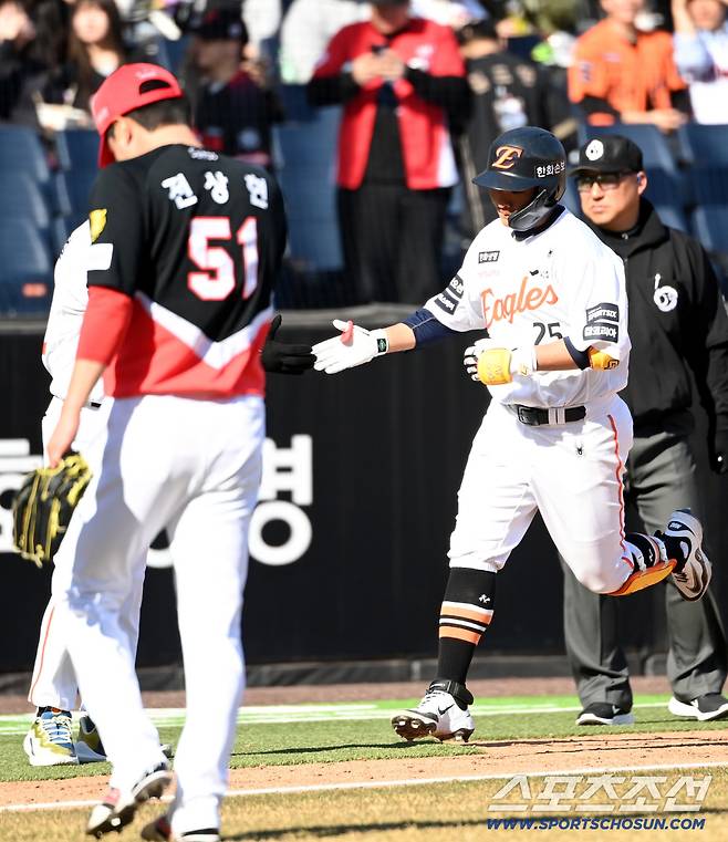 19일 대전한화생명볼파크에서 열린 KIA와 한화의 시범경기. 9회말 1사 1루 한화 김태연이 끝내기 2점홈런을 치고 기쁨을 나누고 있다. 대전=허상욱 기자wook@sportschosun.com/2026.03.19/