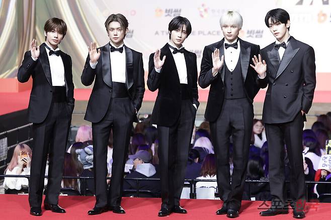 2025 SBS 가요대전 레드카펫 행사에 참석한 투모로우바이투게더. 25.12.25 ⓒ이혜영 기자 lhy@hankooki.com