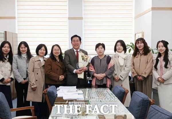 이효성 대전시의회 의원(국민의힘, 대덕구1, 복지환경위원장)이 19일 '대전·세종지역 급식관리지원센터실무자협의회'로부터 감사패를 받고 기념 촬영을 하고 있다. /이효성 의원