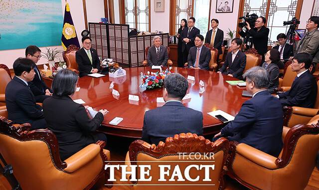 ‘초당적 개헌추진을 위한 제정당 연석회의’에서 발언하는 우원식 국회의장.