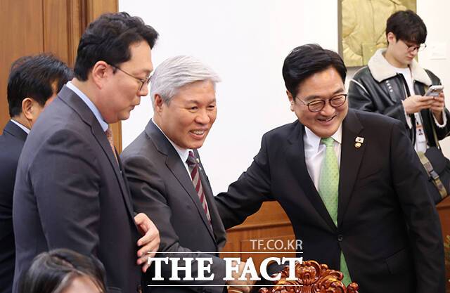 제정당 원내대표들과 인사하는 우원식 국회의장.