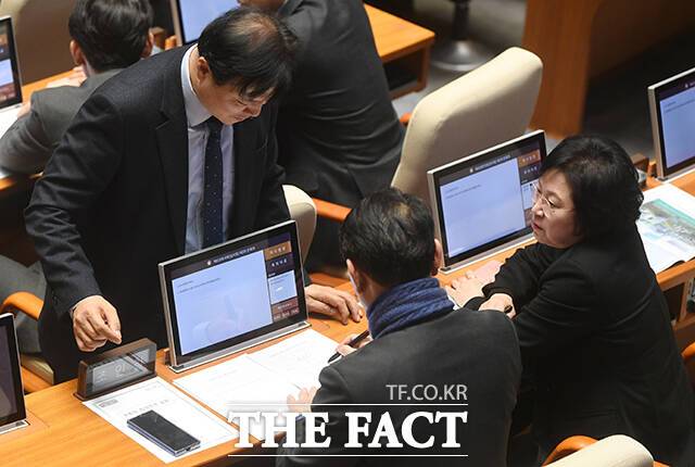 조희대 대법원장 탄핵소추안 발의자 명단에 서명 남기는 조인철 더불어민주당 의원.