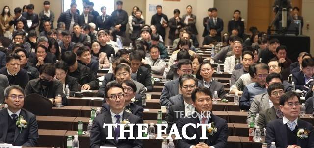 한국산업단지공단과 SK이노베이션은 구미산업단지 입주기업과 유관 기관 관계자들을 대상으로 '탄소중립산단 대표모델 구축사업' 설명회를 열고 사업 추진 방향과 지원 내용을 설명하고 있다. /구미시