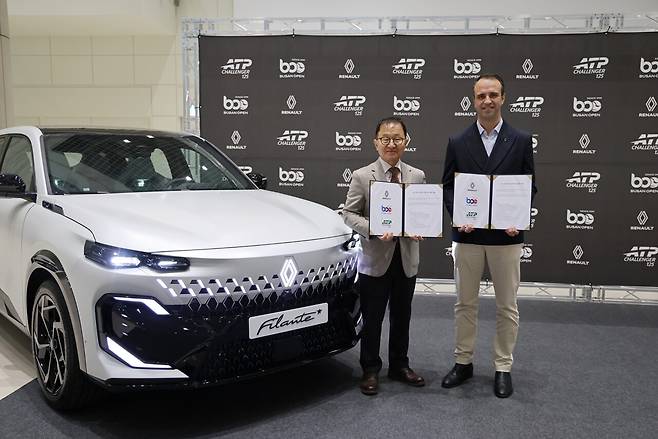 신주식 부산광역시테니스협회장과 니콜라 파리 르노코리아 대표이사(오른쪽). 왼쪽 차량은 르노의 하이브리드 신차 필랑트