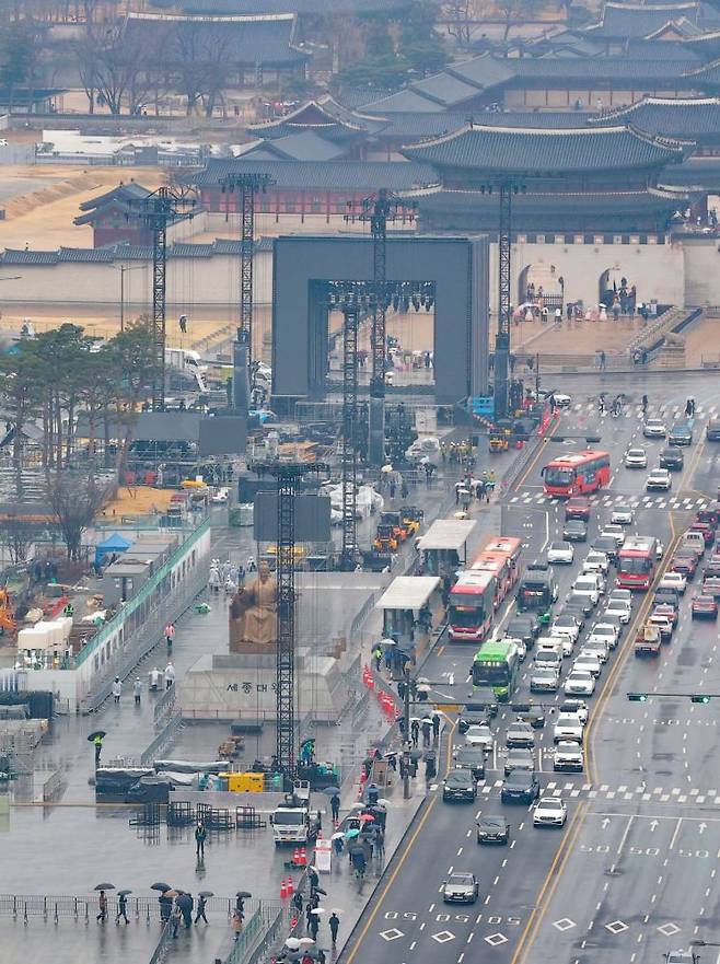 그룹 방탄소년단(BTS)의 광화문 공연을 앞둔 18일 서울 광화문광장에서 관계자들이 공연을 준비하고 있다. 연합뉴스