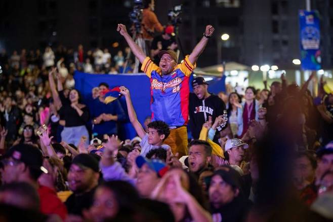우승 소식이 전해지자 수도 카라카스를 비롯한 전국 주요 도시에서는 대규모 축하 행사가 벌어졌다. 시민들은 광장과 거리로 쏟아져 나와 서로를 껴안고 환호했으며, 축포와 함께 밤하늘을 수놓는 축제 분위기가 이어졌다. EPA연합뉴스