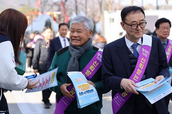 송치영 소상공인연합회 회장이 19일 서울 종로구 광화문 세종문화회관 앞에서 '시장거래 질서 확립 및 신뢰받는 K-관광을 위한 부당요금 근절 캠페인'을 개최하고 있다. 소공연