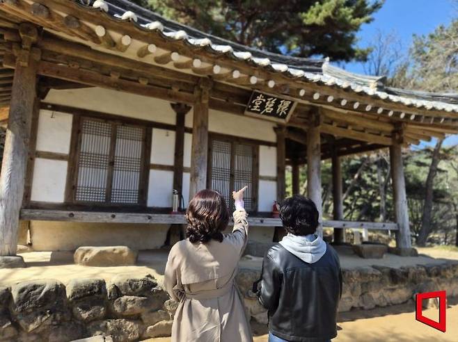 19일 오후 광주 북구에 위치한 환벽당을 시민들이 자유롭게 관람하고 있다. 환벽당은 정철이 소년시절부터 청년으로 자라 벼슬을 할 때까지 11년간 머물면서 스승 김윤제에게서 공부를 배운 곳이다. 민현기 기자