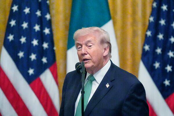 도널드 트럼프 미국 대통령이 17일 백악관에서 열린 성 패트릭 데이 행사에서 발언하고 있다. /AP 연합뉴스