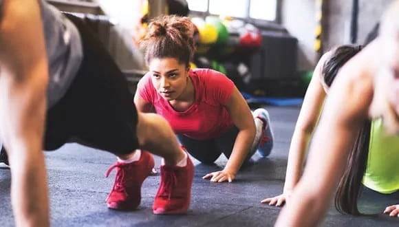 전력을 다하는 고강도 근력 운동을 주 5회 하는 것보다, 최소 일주일에 두 번씩 맨몸으로라도 꾸준히 하는 게 근육을 늘리는 데 더 효과적일 수 있다는 연구 결과가 나왔다. 미국스포츠의학회(ACSM)는 3만명의 의료 데이터를 조사해 얻은 이 같은 결과를 지난 16일(현지 시각) 공식 학술지 ‘스포츠·운동 의학 및 과학’을 통해 공개하고, 이를 새 ‘근력 운동 권고안’으로 채택했다. /Getty Images