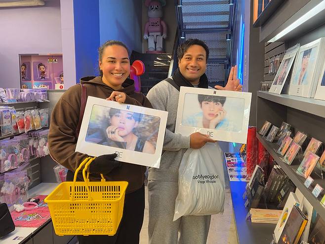 방탄소년단 광화문 공연을 3일 앞둔 18일 오후 서울 중구 명동에서 호주인 팬들이 케이팝 매장을 둘러보고 있다./지혜진 기자