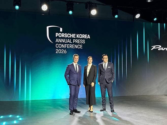 19일 서울 광진구에서 열린 포르쉐코리아 '2026년 신년 기자 간담회'에 참석한 마티아스 부세(왼쪽부터) 포르쉐코리아 대표와 크리스티아네 초른 포르셰 AG 해외 신흥 총괄, 조남현 포르쉐코리아 제품 및 서비스 전무./이윤정 기자