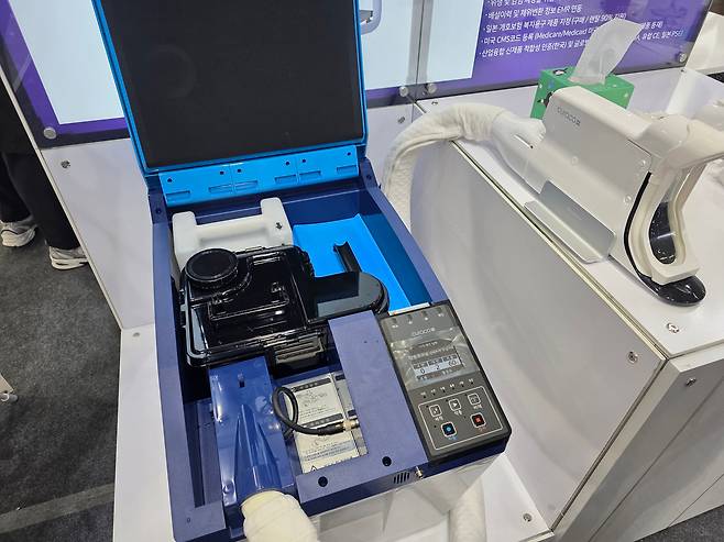 큐라코는 환자 대소변을 알아서 처리하는 로봇을 19일 서울 코엑스에서 열린 KIMES 2026에서 소개했다. /홍다영 기자