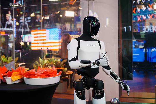 테슬라의 휴머노이드 로봇 '옵티머스' 모습. /테슬라 X 갈무리