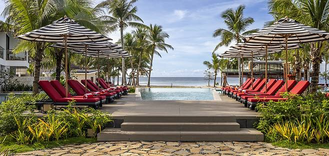 필리핀 보홀 '엠갤러리 사우스팜'의 수영장 전경