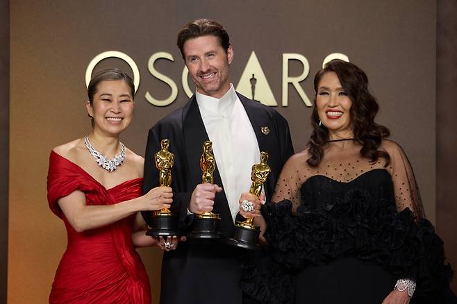 (좌로부터) 감독 매기 강, 공동 연출 크리스 애플한스, 프로듀서 미셸 웡 Credit / Provider: Phil McCarten / The Academy Copyright ©A.M.P.A.S.