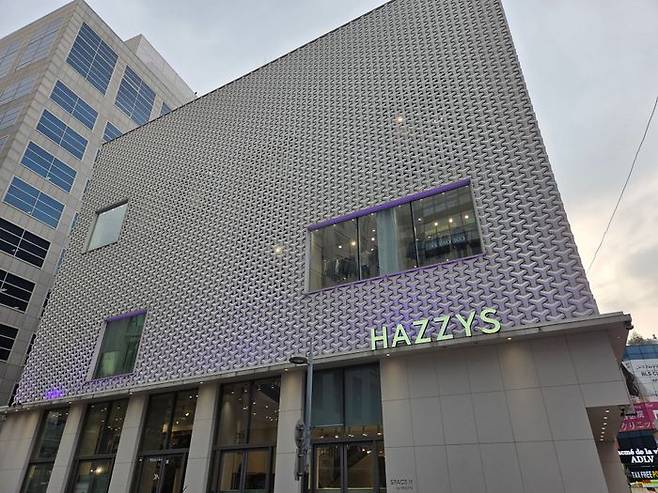 LF는 명동 헤지스 플래그십 스토어 스페이스H 서울 외관 조명을 20일부터 22일까지 보라색으로 연출하고 관련 컬러 상품을 별도로 전시하기로 했다.ⓒ데일리안 남가희 기자