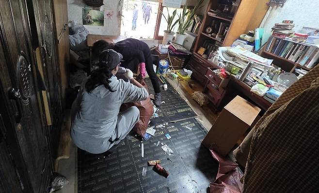 전북 정읍시의 봉사자들이 취약계층 노인의 집을 찾아 청소를 해주고 있다. 정읍시는 올해 전체 사회복지 예산의 51%에 달하는 1787억 원을 노인복지 분야에 투입해 관련 사업을 강화한다. 정읍시 제공