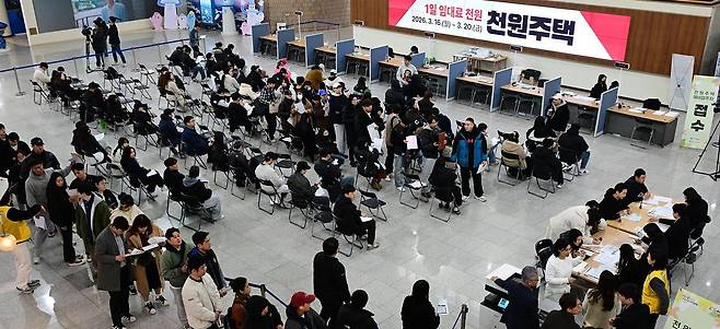천원주택 시행 2년 차 입주자 모집이 시작된 16일 인천 남동구 인천시청 중앙홀에서 시민들이 접수를 위해 대기하고 있다. 인천시 제공