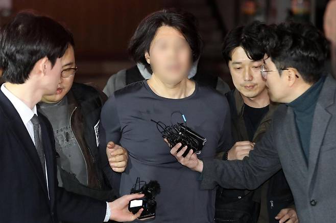 전 직장 동료인 50대 기장을 부산 자택 앞에서 살해하고, 다른 기장 2명을 공격하거나 공격하려 계획한 혐의를 받고 있는 전직 항공사 부기장 김모 씨가 17일 부산진경찰서로 압송되고 있다. 그는 범행 후 울산 남구의 한 모텔에 숨어 있다가 경찰에 긴급체포됐다. 부산=뉴스1