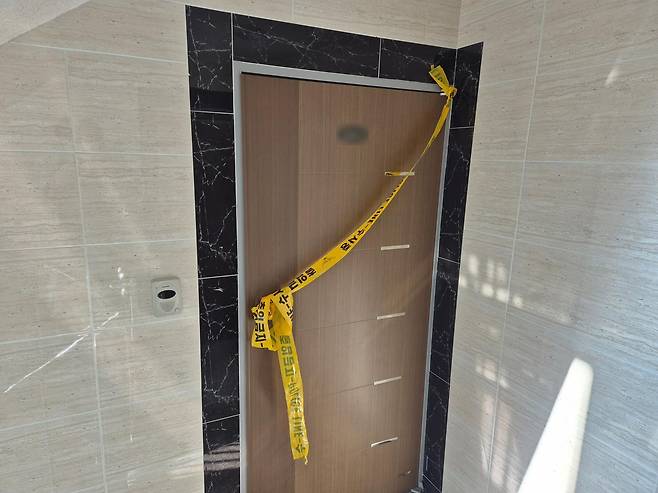 19일 오전 9시께 울산 울주군의 한 빌라 현관문. 지난 18일 이곳 안에서 30대 남성과 미성년 자녀 4명이 숨진 채로 발견됐다.2026.3.19 ⓒ 뉴스1