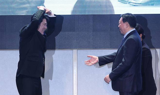 19일 서울 송파구 시그니엘 서울에서 열린 스키·스노보드 국가대표 격려행사에서 스노보드 남자 평행대회전 은메달리스트 김상겸이 특별 포상금을 전달한 신동빈 롯데그룹 회장을 향해 손으로 하트 모양을 만들어 보내고 있다. 뉴스1