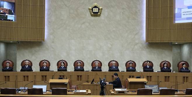 조희대 대법원장(왼쪽 일곱 번째)과 대법관들이 19일 오후 서울 서초구 대법원 대법정에서 열린 모해위증 관련 전원합의체 선고를 위해 착석해 있다. 2026.3.19 ⓒ 뉴스1