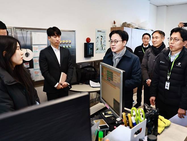 주유소 기름값 현장 점검 중인 김정관 산업통상부 장관. 김정관 산업부 장관 X(엑스·옛 트위터)