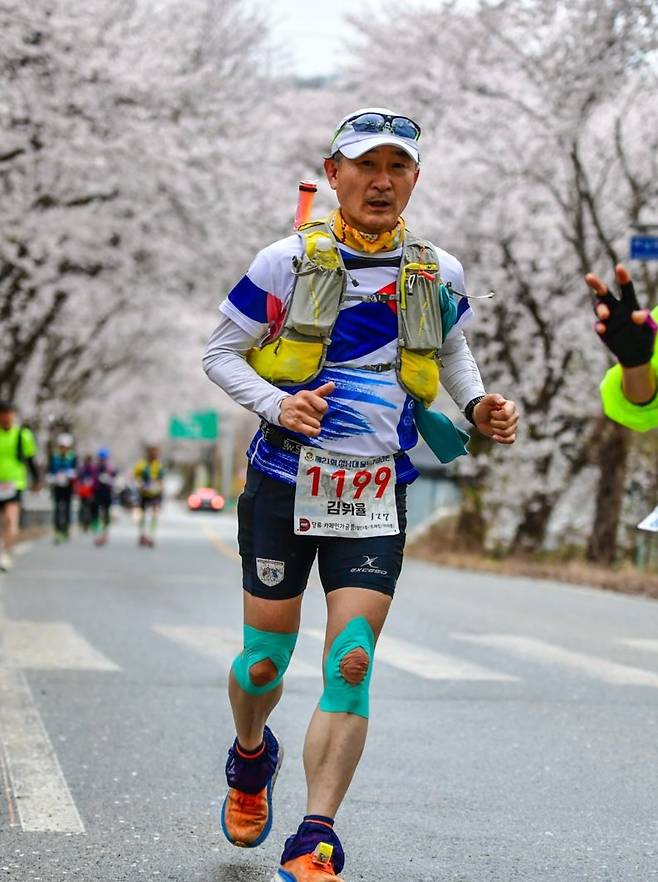 김휘율 건국대 수의학과 교수가 지난해 4월 충북 청주에서 열린 청남대울트라마라톤 100km에 출전해 질주하고 있다. 2008년 10km 단축마라톤 출전을 계기로 달리기에 빠진 김 교수는 마라톤 42.195km 풀코스 73회, 100km 이상 울트라마라톤 25회를 완주한 ‘철각’이다. 김휘율 교수 제공