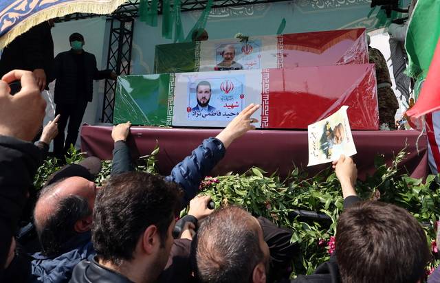 테헤란에서 18일 거행된 이란 알리 라리자니 최고국가안보회의 사무총장 등의 장례식에서 이란 국민들이 고인들을 추모하고 있다. EPA 연합뉴스