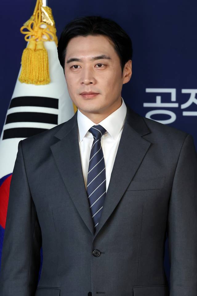 서울 영등포구 더불어민주당 당사에서 열린 더불어민주당 경기도지사 예비경선 합동연설회에서 한준호 의원이 기념사진을 찍고 있다. [공동취재]