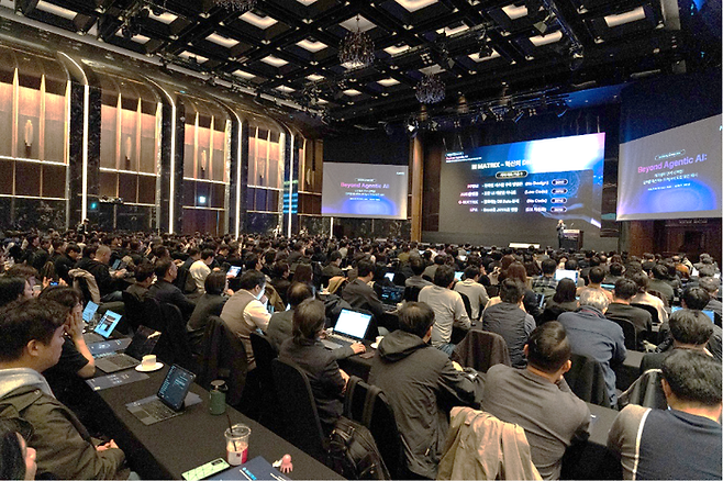 비아이매트릭스 정기세미나 현장에서 많은 참관객들이 세션 발표를 듣고 있다.