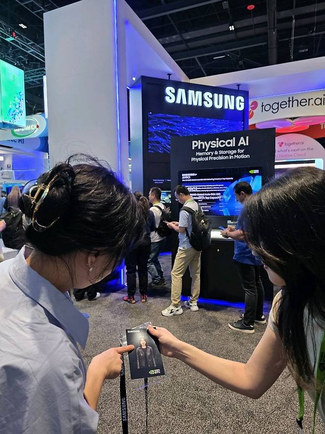 삼성전자가 지난 16일(현지시간)부터 나흘간 미국에서 열린 엔비디아 연례 기술 컨퍼런스 GTC 2026 기간 동안 전시 부스를 운영한 가운데, 참관객이 전시존에 있는 서비스를 체험해보고 있다. 삼성전자 제공