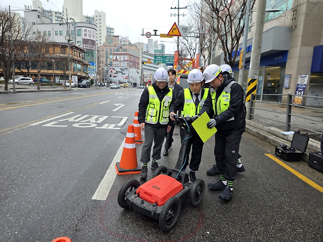 지난 18일 서울 양천구 오목교 인근에서 박창근 국토안전관리원 원장(가운데)이 협소지역용(핸디형) GPR 탐사장비로 도로를 점검하고 있다. 국토안전관리원 제공