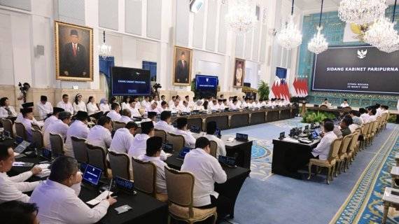 지난 13일 대통령궁에서 열린 국무회의에서 프라보워 수비안토 대통령이 중동 분쟁과 관련한 국가 에너지 비축 현황 보고를 받고 있다. 대통령 비서실 제공