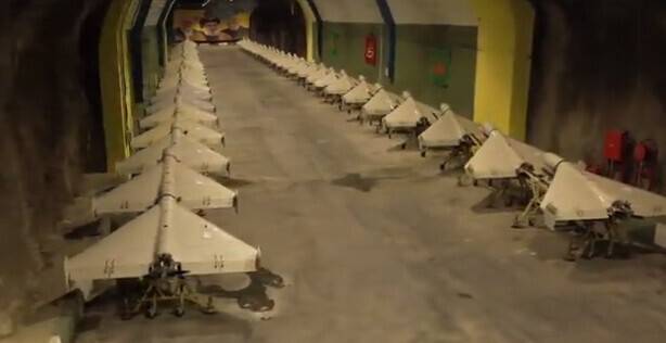 이란 혁명수비대가 드론과 로켓 등 무기가 대규모로 저장된 지하 터널 영상을 지난 2일 공개했다. 지하 터널에는 드론 및 미사일 등이 상당량 비축돼 있다. 파르스 통신 텔레그램 갈무리