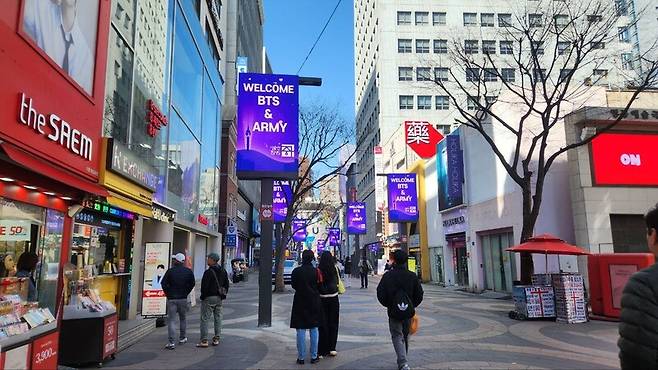 19일 낮 서울 중구 명동에 방탄소년단 팬덤 \'아미\'를 상징하는 보랏빛 전광판을 단 가로등이 줄 지어 있다. 장종우 기자