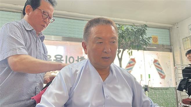 김영환 충북지사가 19일 국민의힘 공천관리위원희 공천 배제에 항의해 삭발했다. 김영환 충북지사 쪽 제공