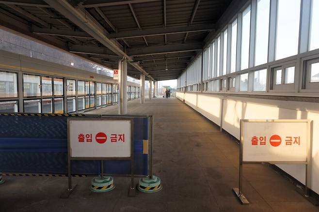 경기 시흥시 월곶동 달월역에서 내린 한국철도공사 시흥차량사업소 직원들이 출입금지 구역에서 인증 절차를 밟고 있다. 이준희 기자