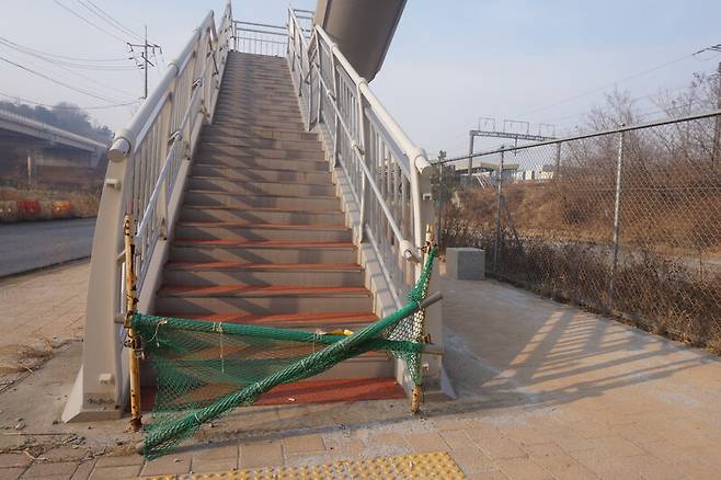 경기 시흥시 월곶동 달월역 인근 고가도로로 가는 계단이 막힌 채 방치돼 있다. 이준희 기자