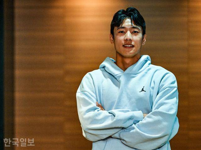 '우즈벡 용병'으로 유명한 축구선수 김보용이 3일 서울 중구 한국일보 사옥에서 일본 J리그에서의 새로운 도전을 밝히며 각오를 다지고 있다. 류효진 선임기자