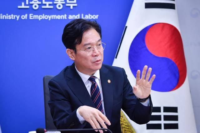 12일 서울 중구 서울지방고용노동청에서 김영훈 고용노동부 장관이 본보와 인터뷰를 하고 있다. 사진=윤기훈 인턴기자