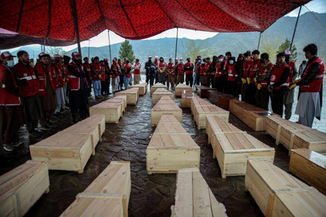 18일 아프가니스탄 카불에서 파키스탄 공습 희생자들의 장례식에 참석한 시민들. 카불=EPA 연합뉴스