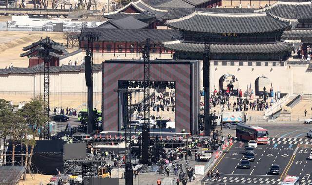 방탄소년단(BTS)의 완전체 컴백 공연인 'BTS 컴백 라이브: 아리랑'이 이틀 앞으로 다가온 19일, 서울 광화문광장에서 무대 준비 작업이 진행되고 있다. 뉴스1
