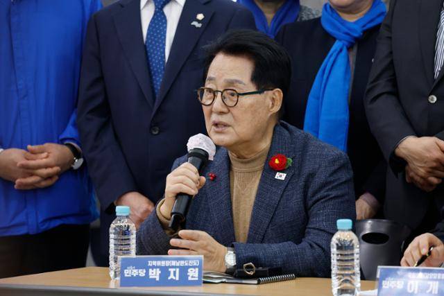 박지원 더불어민주당 의원이 6일 전남 영광군에서 열린 최고위원회의에 참석해 발언하고 있다. 영광=뉴스1