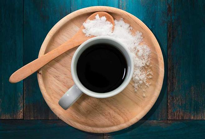 소금이 커피 맛을 개선하고 체내 전해질 균형을 유지하는 데 일부 도움이 될 수 있지만, 카페인 작용을 근본적으로 바꾸는 것은 아니며 체감 효과 역시 개인차가 크다. /사진=게티이미지뱅크